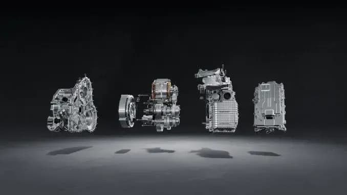 Powerful three motors; Peak wheel-end torque 3,800 N • m.